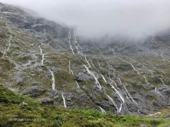 Cliff_Falls_on_the_Road_to_Milford_Sound_4x3