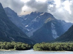 Peek_at_Glacier_in_Milford_Sound_4x3